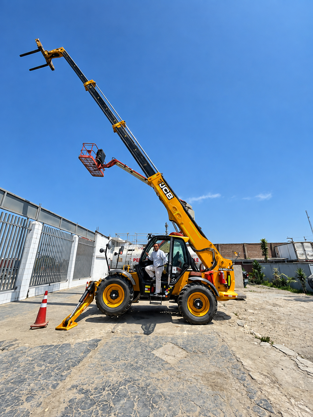 Operaciones GRUTEM S.A.C. - Telehandler JCB